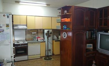 PH interno tipo casa de 4 dormitorios con cochera para varios autos y patio.-