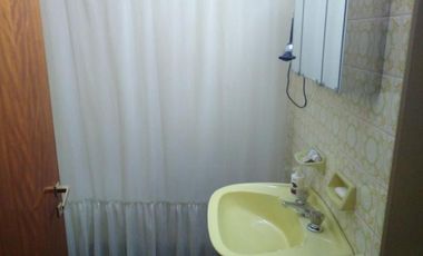 PH interno tipo casa de 4 dormitorios con cochera para varios autos y patio.-