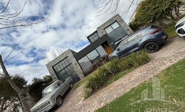 Casa 4 ambientes con pileta en venta - LOTE CENTRAL - Nuevo Quilmes