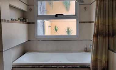 Casa en VENTA 6 amb, pisicina, parrilla, garaje, sotano!