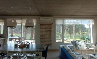 Casa en venta - 4 Dormitorios 3 Baños - Pinamar