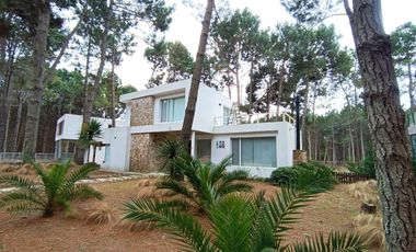 Casa en venta - 4 Dormitorios 3 Baños - Pinamar