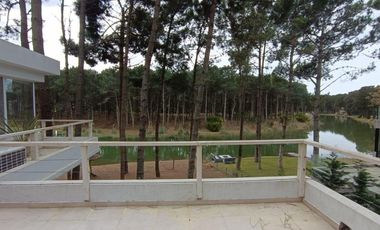 Casa en venta - 4 Dormitorios 3 Baños - Pinamar