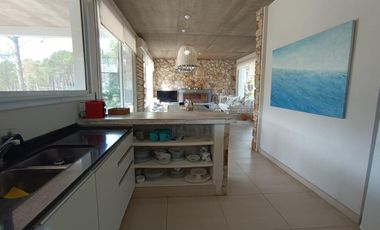 Casa en venta - 4 Dormitorios 3 Baños - Pinamar