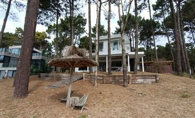 Casa en venta - 4 Dormitorios 3 Baños - Pinamar