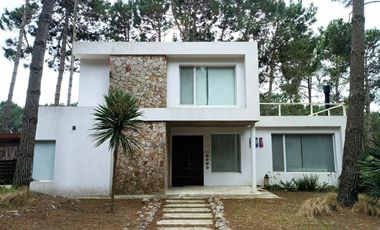 Casa en venta - 4 Dormitorios 3 Baños - Pinamar