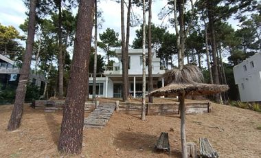 Casa en venta - 4 Dormitorios 3 Baños - Pinamar