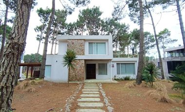 Casa en venta - 4 Dormitorios 3 Baños - Pinamar
