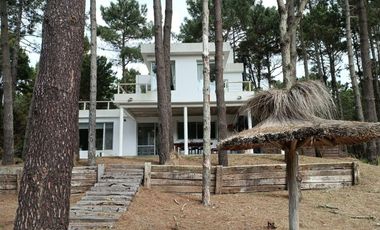 Casa en venta - 4 Dormitorios 3 Baños - Pinamar