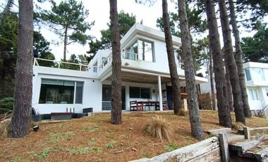 Casa en venta - 4 Dormitorios 3 Baños - Pinamar