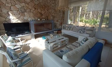Casa en venta - 4 Dormitorios 3 Baños - Pinamar