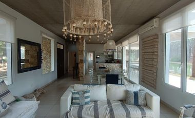 Casa en venta - 4 Dormitorios 3 Baños - Pinamar