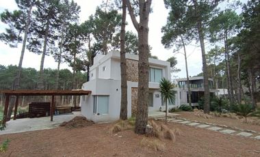 Casa en venta - 4 Dormitorios 3 Baños - Pinamar