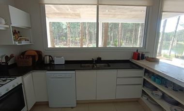 Casa en venta - 4 Dormitorios 3 Baños - Pinamar