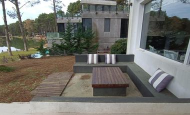 Casa en venta - 4 Dormitorios 3 Baños - Pinamar