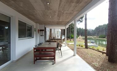 Casa en venta - 4 Dormitorios 3 Baños - Pinamar