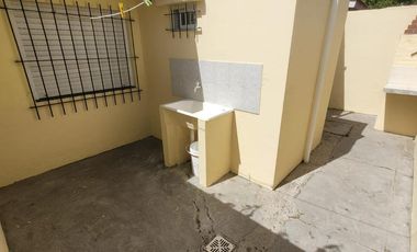 Cómoda casa con departamento de 3 ambientes