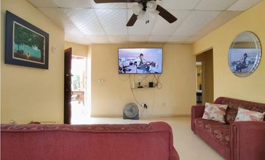 VILLA LUCRE / 400M / 4 HABITACIONES / 2 PARKING / TERRAZA / PATIO