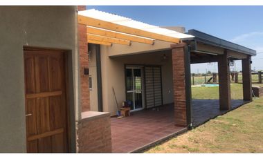 Casa con 2 dormitorios y pileta en Colonia Benitez, B° Los Hornos
