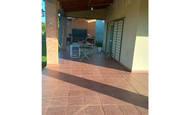 Casa con 2 dormitorios y pileta en Colonia Benitez, B° Los Hornos