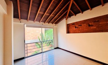CASA DE 2 NIVELES EN VENTA EN UNIDAD CERRADA EN SABANETA