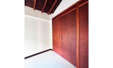 CASA DE 2 NIVELES EN VENTA EN UNIDAD CERRADA EN SABANETA