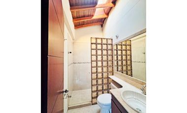 CASA DE 2 NIVELES EN VENTA EN UNIDAD CERRADA EN SABANETA