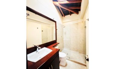 CASA DE 2 NIVELES EN VENTA EN UNIDAD CERRADA EN SABANETA
