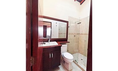 CASA DE 2 NIVELES EN VENTA EN UNIDAD CERRADA EN SABANETA