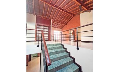 CASA DE 2 NIVELES EN VENTA EN UNIDAD CERRADA EN SABANETA