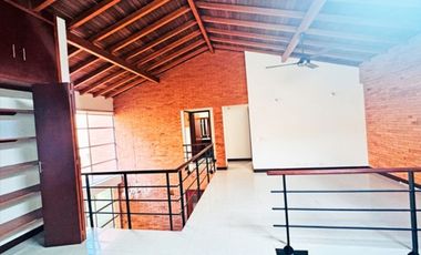 CASA DE 2 NIVELES EN VENTA EN UNIDAD CERRADA EN SABANETA