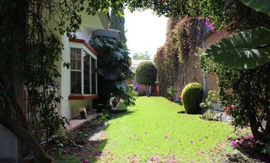 Casa en venta en Fracc. Santa Cruz Guadalupe, Zavaleta con 500m2 de jardín