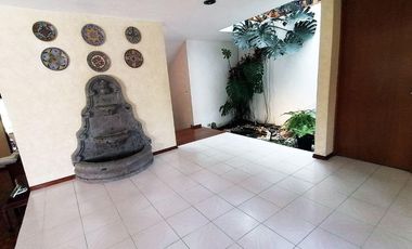 Casa en venta en Fracc. Santa Cruz Guadalupe, Zavaleta con 500m2 de jardín