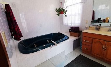Casa en venta en Fracc. Santa Cruz Guadalupe, Zavaleta con 500m2 de jardín