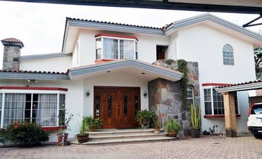 Casa en venta en Fracc. Santa Cruz Guadalupe, Zavaleta con 500m2 de jardín