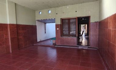 VENTA CASA 3 AMBIENTES TAPIALES PILETA LOCAL