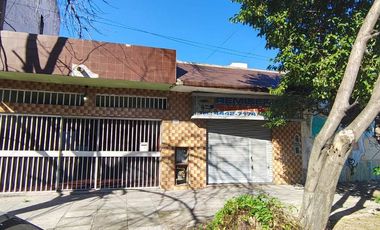 VENTA CASA 3 AMBIENTES TAPIALES PILETA LOCAL