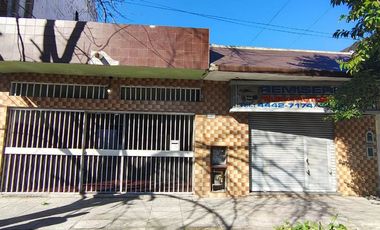 VENTA CASA 3 AMBIENTES TAPIALES PILETA LOCAL