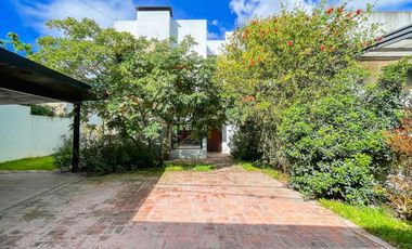 Casa en Venta en City Bell – Parque y Pileta