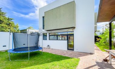 Casa en Venta en City Bell – Parque y Pileta