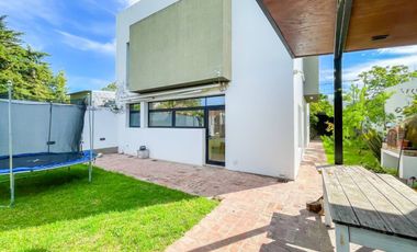 Casa en Venta en City Bell – Parque y Pileta