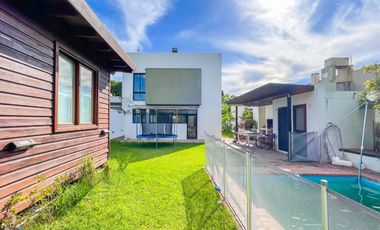 Casa en Venta en City Bell – Parque y Pileta