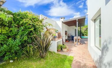 Casa en Venta en City Bell – Parque y Pileta