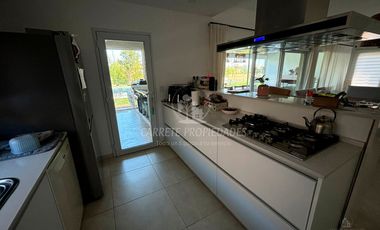 Casa lista para mudarte. Moderna 6 ambientes y pileta. Fondo verde. Santa Elena