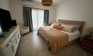 Casa lista para mudarte. Moderna 6 ambientes y pileta. Fondo verde. Santa Elena