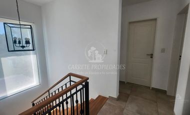 Casa lista para mudarte. Moderna 6 ambientes y pileta. Fondo verde. Santa Elena