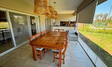 Casa lista para mudarte. Moderna 6 ambientes y pileta. Fondo verde. Santa Elena