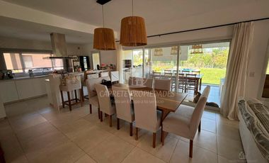 Casa lista para mudarte. Moderna 6 ambientes y pileta. Fondo verde. Santa Elena