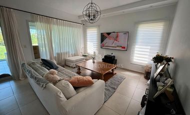 Casa lista para mudarte. Moderna 6 ambientes y pileta. Fondo verde. Santa Elena