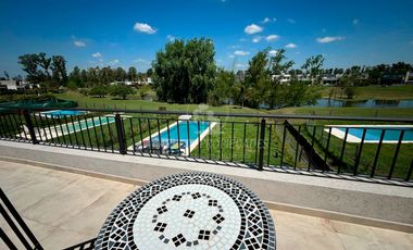 Casa lista para mudarte. Moderna 6 ambientes y pileta. Fondo verde. Santa Elena